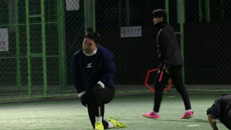 야외 운동장에서 움직임을 지도하는 장면