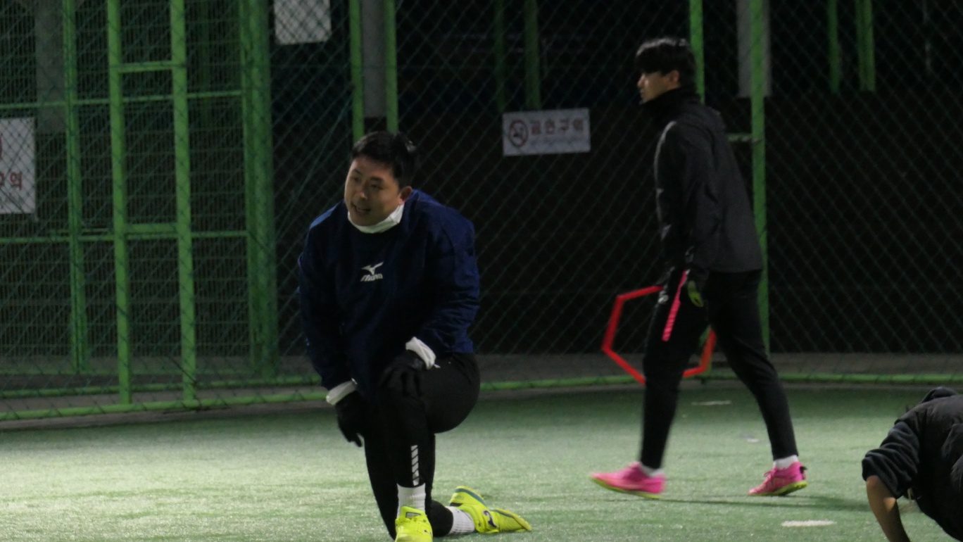 야외 운동장에서 움직임을 지도하는 장면