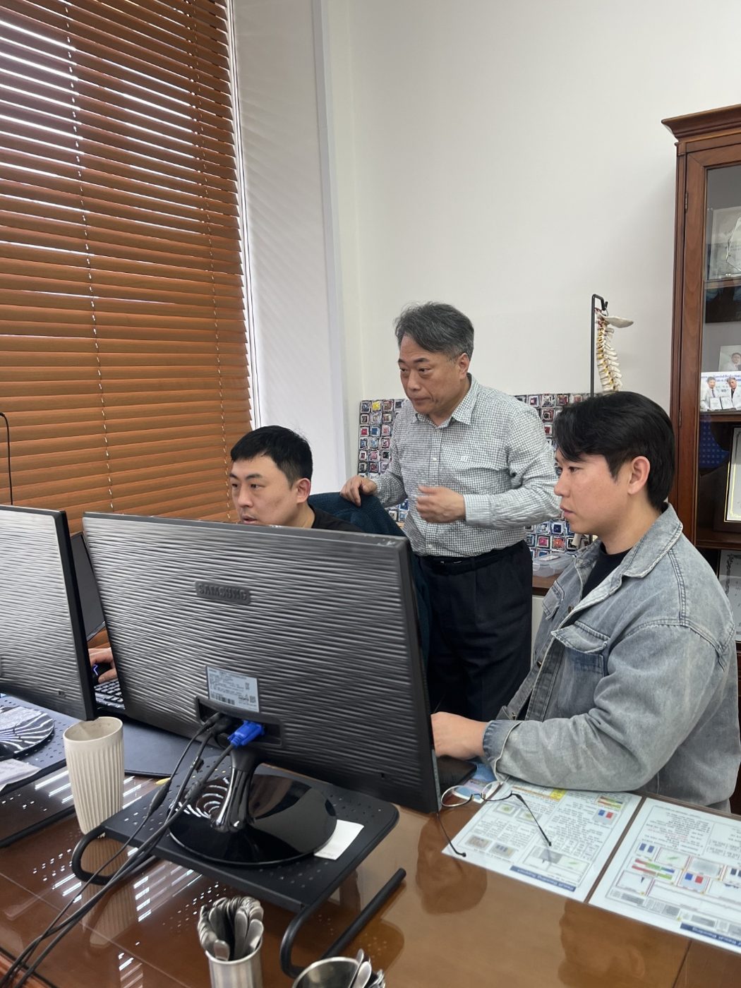 컴퓨터 작업을 살펴보는 협업 현장