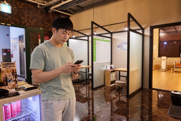 센터에서 휴대전화로 안부를 전하는 AI 재연