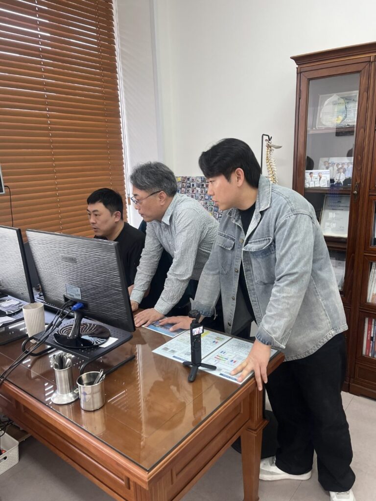 컴퓨터 앞에서 함께 실습하는 교육 현장