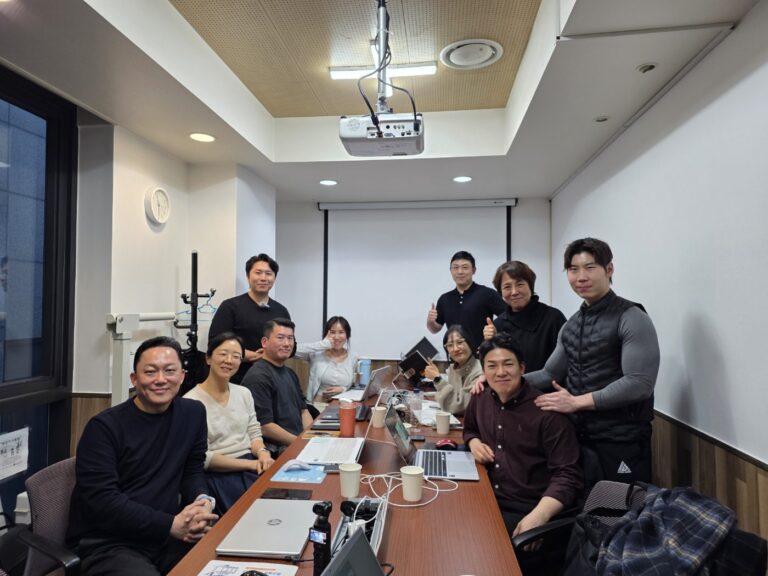 교육 모임 참석자들의 단체 자료사진