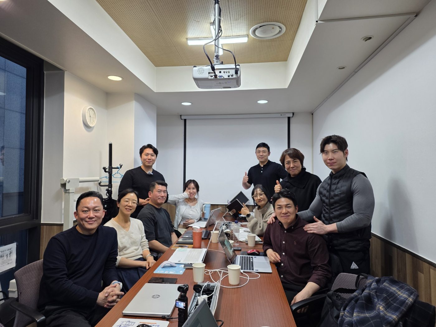 교육 모임 참석자들의 단체 자료사진